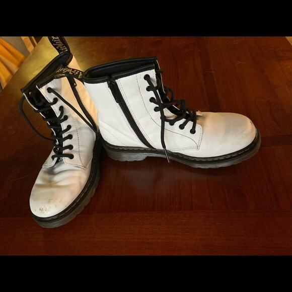 Doc martens docs kids childrens white w zip up sides a few scuffs but EUC! Sz 4 - Picture 4 of 9